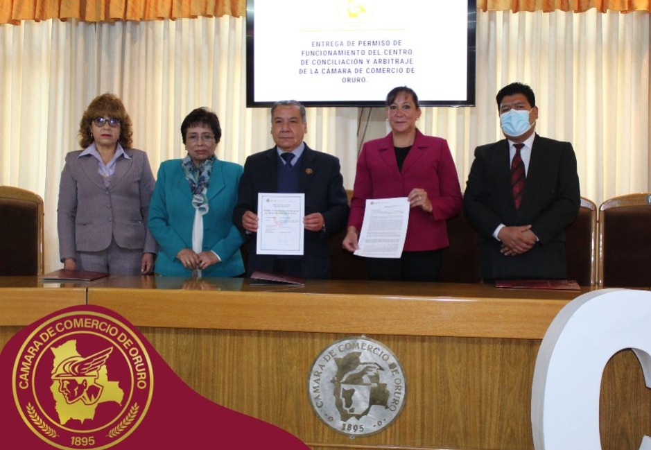 ENTREGA DE PERMISO DE FUNCIONAMIENTO DEL CENTRO DE CONCILIACIÓN Y ARBITRAJE DE LA CÁMARA DE COMERCIO DE ORURO