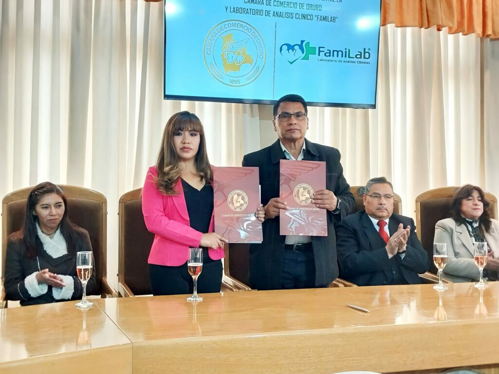 FIRMA DE CONVENIO ENTRE LA CÁMARA DE COMERCIO DE ORURO Y LABORATORIO DE ANÁLISIS CLÍNICO FAMILAB»