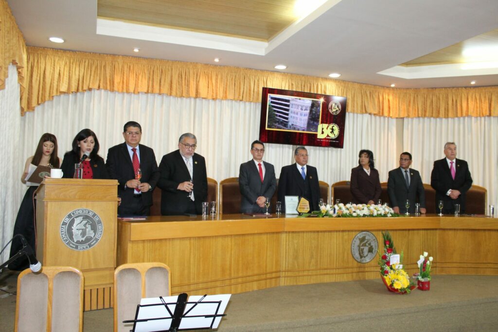Cámara de Comercio de Oruro celebra 130 años de vida institucional con solemne acto y posesión de nuevo Directorio